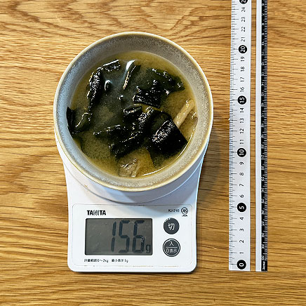 カップ1杯分のひらたけとわかめの味噌汁