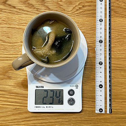 スープカップ1杯分のひらたけとわかめの味噌汁