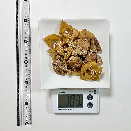 中皿1皿分のレンコンと豚肉の炒め物