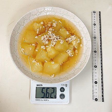 大皿1皿分の冬瓜と鶏ひき肉の煮付け