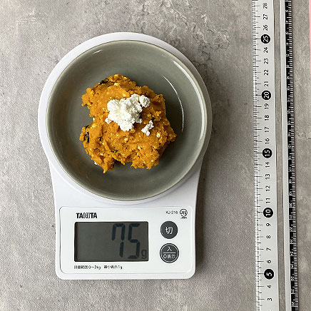 小皿１皿分のかぼちゃとカッテージチーズのサラダ