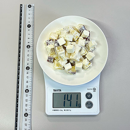 中皿1皿分のさつまいもとクリームチーズのサラダ