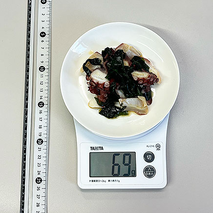 中皿1皿分のたことわかめの酢の物