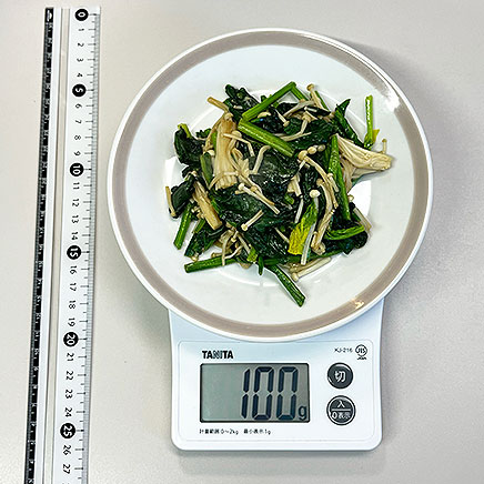 中皿1皿分のほうれん草とえのきの炒め物