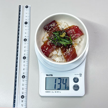 ご飯100g分のマグロの漬け丼