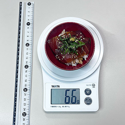 ご飯50g分のマグロの漬け丼