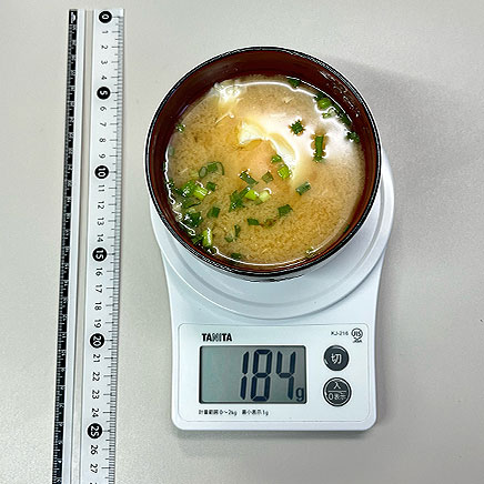 汁椀1杯分の落とし卵の味噌汁