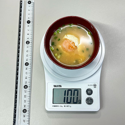 中椀1杯分の落とし卵の味噌汁