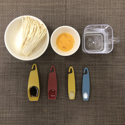 お椀1杯・1人前のえのきと卵のすまし汁の材料(えのき・卵・水・風味調味料・醤油・酒・塩)