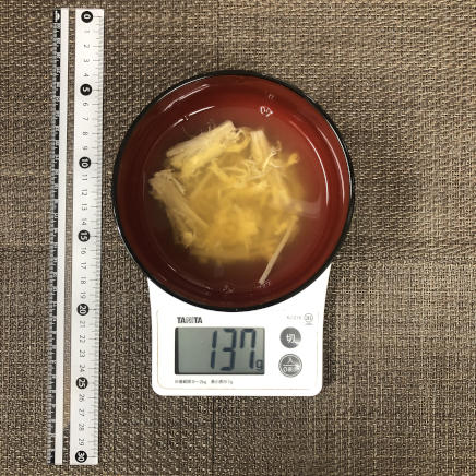 お椀に盛り付けた半人前のえのきと卵のすまし汁