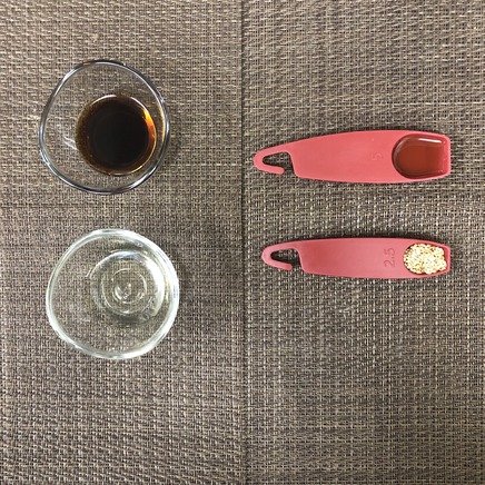 平皿1皿・1人前のえのきチヂミに使った調味料(醤油・酢・ごま油・炒りごま)