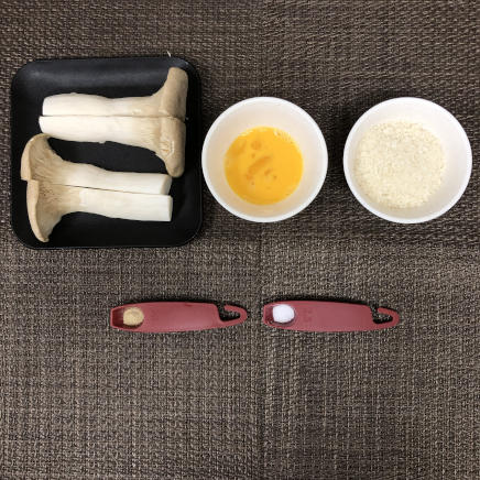 中皿1皿・1人前のエリンギのフライの材料(エリンギ・塩・こしょう・溶き卵・パン粉)