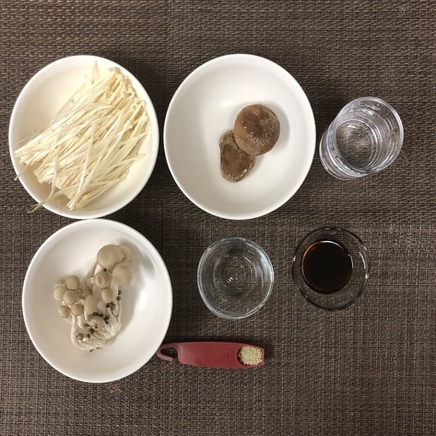 中皿1皿・1人前のきのこの煮物の材料(えのき・しめじ・しいたけ・・風味調味料・醤油・みりん・水)