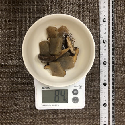 半人前のこんにゃくとしいたけ炒め煮