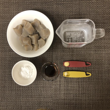 中皿1皿・1人前のこんにゃくの唐揚げの材料（こんにゃく・お湯・おろしにんにく・おろし生姜・醤油・片栗粉）