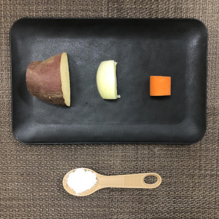 中皿1皿・2枚1人前のさつまいものかき揚げの材料(さつまいも・にんじん・玉ねぎ・薄力粉)