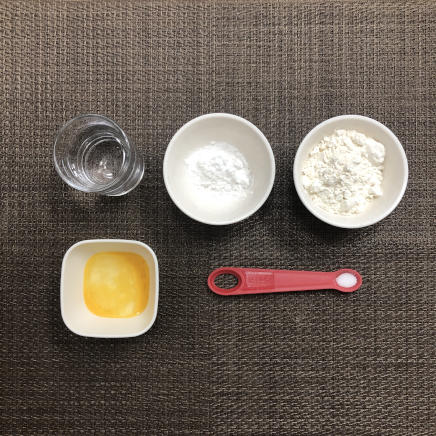 中皿1皿・2枚1人前のさつまいものかき揚げの天ぷら衣用の材料(薄力粉・片栗粉・卵・塩・水)
