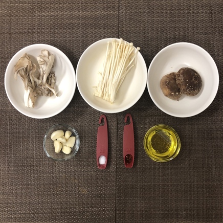 小皿1皿・1人前のしいたけのオイル煮の材料（しいたけ・えのき・まいたけ・塩・オリーブオイル・にんにく・唐辛子）