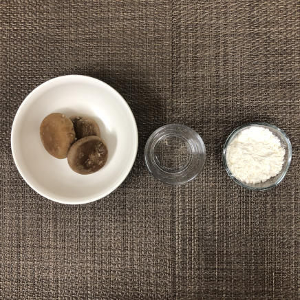 中皿1皿・3個1人前のしいたけの天ぷらの材料(しいたけ・天ぷら粉・水)