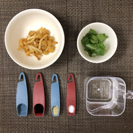 御椀1杯・1人前のなめこのすまし汁の材料(なめこ・酒・塩・醤油・風味調味料・水・三つ葉)