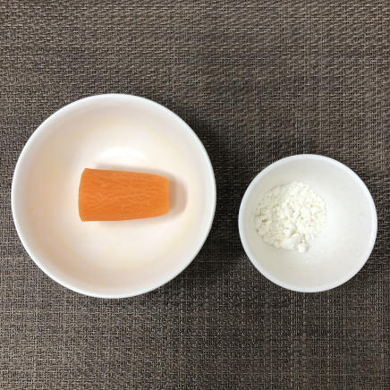 小皿1皿分のにんじんチップスの材料(にんじん・小麦粉)