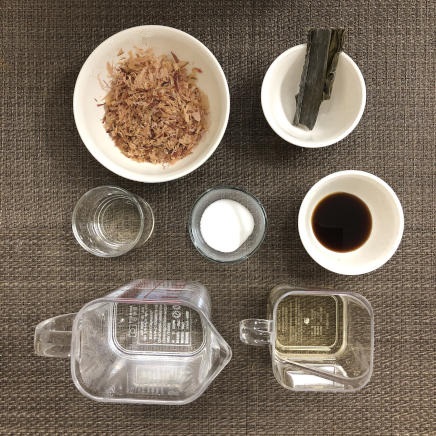 100g分の白だしの材料(酒・みりん・塩・薄口醬油・昆布・かつお節・水)
