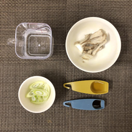 御椀1杯・1人前の舞茸のお吸い物の材料(まいたけ・ネギ・水・白だし・醤油)