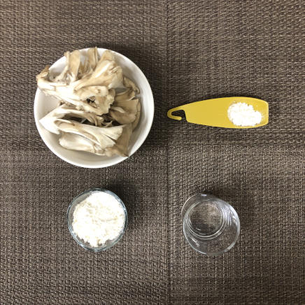 中皿1皿・1人前の舞茸の天ぷらの材料(まいたけ・天ぷら粉(まぶし用)・天ぷら粉・水)