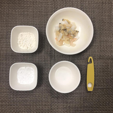 1個分の海鮮かき揚げの材料(シーフードミックス・片栗粉・小麦粉・水・塩)