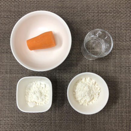 5個分の人参のかき揚げの材料（にんじん・天ぷら粉(まぶし用)・天ぷら粉・水）