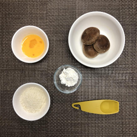 3個分・1人前の椎茸フライの材料（しいたけ・パン粉・卵・小麦粉・水）