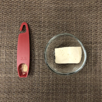 15cm1枚分の豆腐せんべいの材料（木綿豆腐・こしょう）