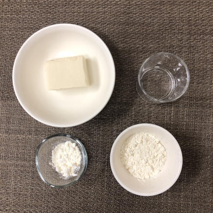 中皿1皿・3個分の豆腐の天ぷらの材料(木綿豆腐・天ぷら粉(まぶし用)・天ぷら粉・水)