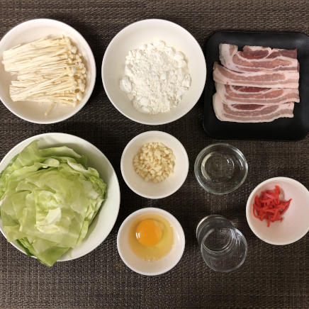 大皿1皿・1人前のえのきと豚ばら肉のお好み焼きの材料（えのき・豚ばら肉・サラダ油・小麦粉・卵・水・キャベツ・揚げ玉・紅しょうが）