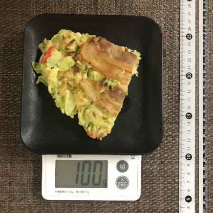 100g分のえのきと豚ばら肉のお好み焼き