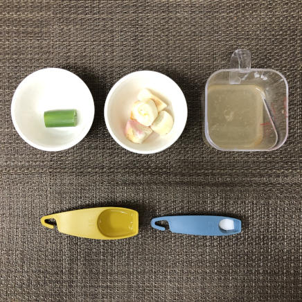 御椀1杯・1人前のお麩のお吸い物の材料（ネギ・焼き麩・かつお昆布だし・みりん・塩）