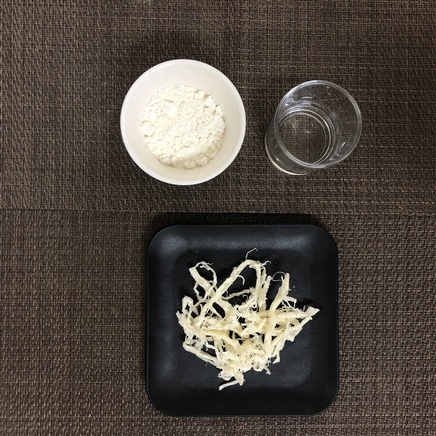 中皿1皿・1人前のさきいかの天ぷらの材料(さきいか・天ぷら粉・水)