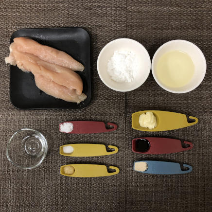 中皿1皿・8個分のささみのナゲットの材料(ささみ・酒・マヨネーズ・砂糖・顆粒コンソメ・醤油・おろしにんにく・塩・片栗粉・サラダ油)