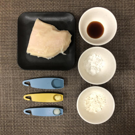 中皿1皿・1人前のサラダチキンの唐揚げの材料(サラダチキン・醤油・料理酒・おろし生姜・おろしにんにく・片栗粉・薄力粉)