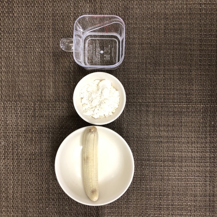 バナナ1本分のバナナの天ぷらの材料(バナナ・天ぷら粉・水)