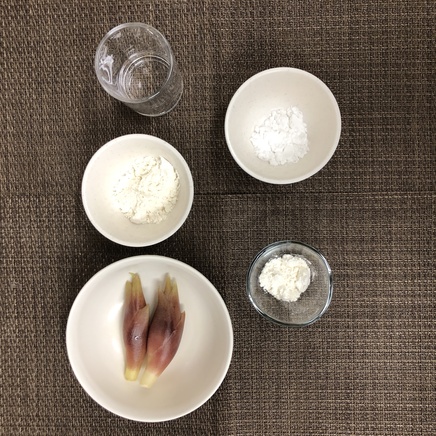 みょうが2本分・1人前のみょうがの天ぷらの材料(みょうが・薄力粉(衣用)・薄力粉(まぶし用)・片栗粉・水)