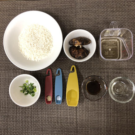 丼1杯・1人前の干し椎茸の炊き込みご飯の材料（米・干ししいたけ・干ししいたけの戻し汁・酒・みりん・塩・醤油・風味調味料・小ネギ）