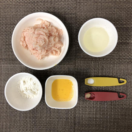 7個分の鶏ひき肉のナゲットに材料(鶏ひき肉・サラダ油・卵・薄力粉・塩・おろしにんにく)