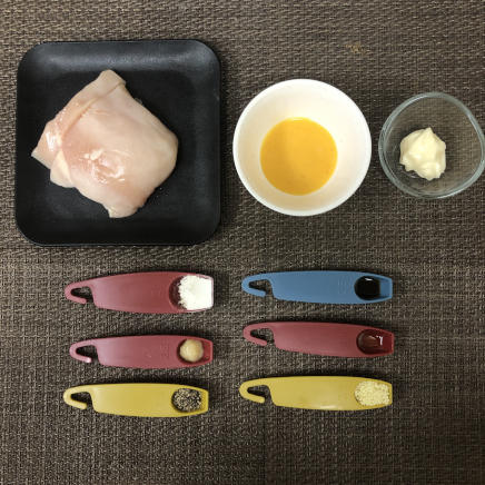 7個分の黒胡椒ガーリックナゲットの材料(鶏胸肉・薄力粉・マヨネーズ・醤油・ごま油・顆粒中華だし・にんにく・黒胡椒・卵)