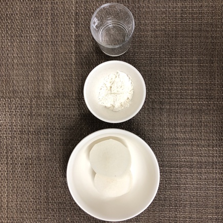 中皿1皿・4個分の大根の天ぷらの材料(大根・薄力粉・水)