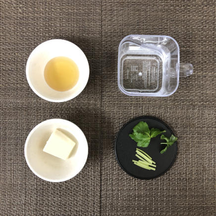 御椀1杯分の白だしのお吸い物の材料(絹豆腐・三つ葉・白だし・水)