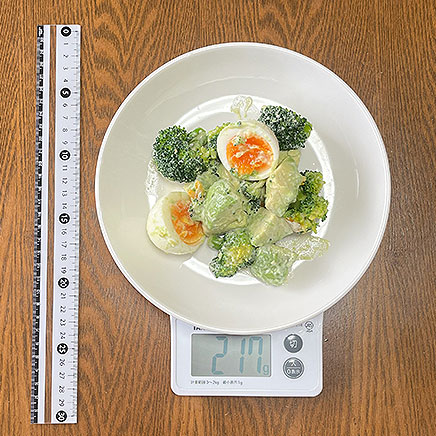 大皿1皿分のアボカドとブロッコリーとゆで卵のサラダ