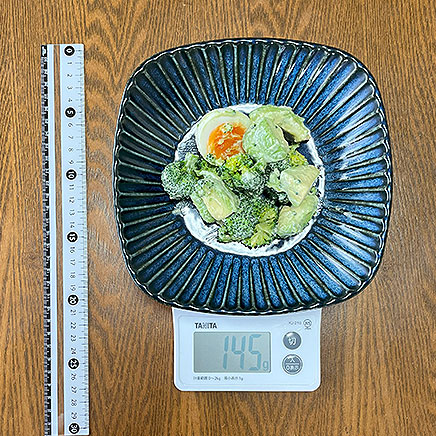 中皿1皿分のアボカドとブロッコリーとゆで卵のサラダ