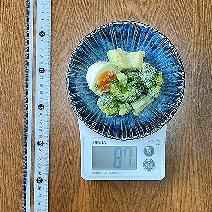 小皿1皿分のアボカドとブロッコリーとゆで卵のサラダ