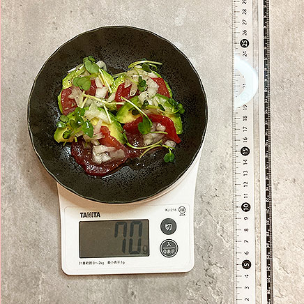 中皿1皿分のアボカドとまぐろのカルパッチョ